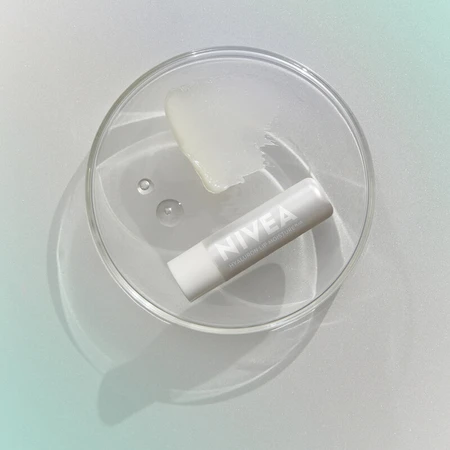 Nivea Hyaluron, bálsamo labial transparente, 5,2 g