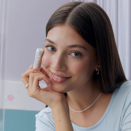 Nivea Hyaluron, bálsamo labial transparente, 5,2 g