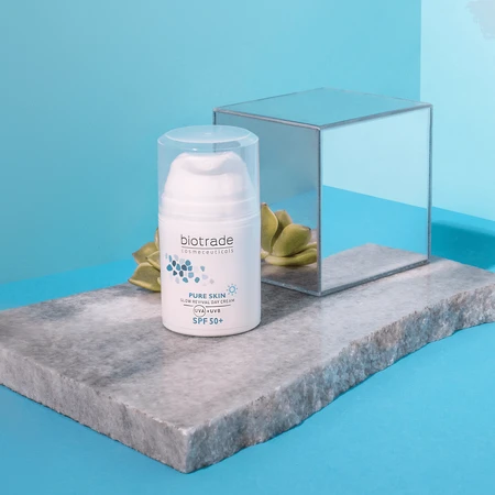 Aufhellende Tagescreme mit Niacinamid und Hyaluronsäure LSF 50, 50 ml, Biotrade
