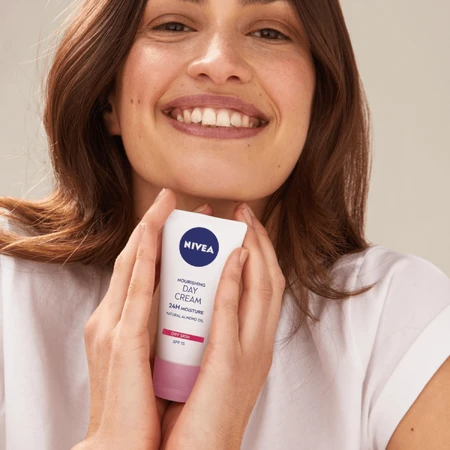 Nivea 24h Crema de día hidratante y nutritiva, piel seca y sensible, 50 ml