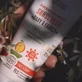 Cuchara de Madera Loción Solar Corporal Mango Bebé y Familia SPF 50 1×100 ml
