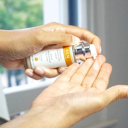 REN Clean Skincare Strahlkraft Teint perfektionierendes Serum 30ml