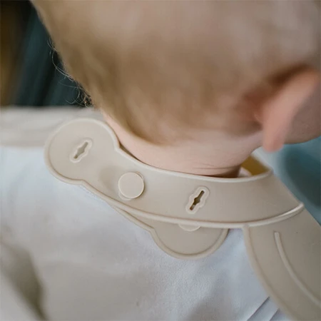 BabyOno, babero de silicona con cierre ajustable, beige, a partir de 6 meses, 1 pieza