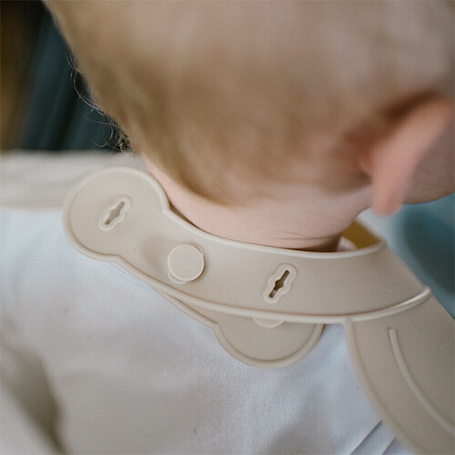 BabyOno, silicone bib with adjustable clasp, beige, from 6 months, 1 piece.