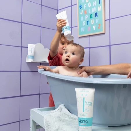 Naif Baby & Kids, champú y gel de lavado 2 en 1 para bebés y niños desde el primer día, 200 ml