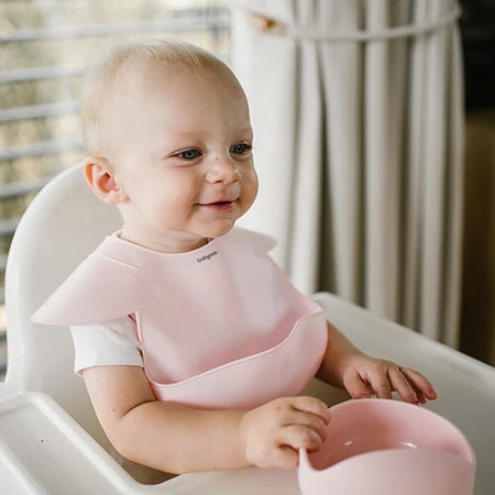 BabyOno, Silikonlätzchen mit verstellbarem Verschluss, rosa, ab 6 Monaten, 1 Stück