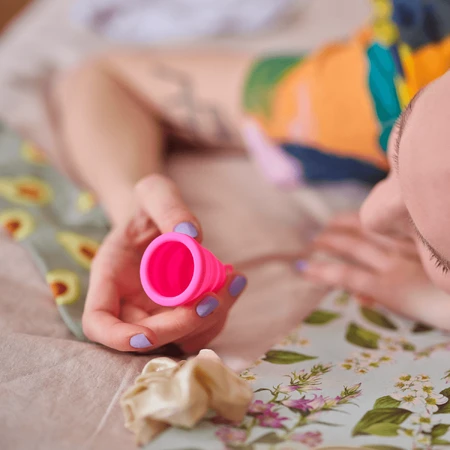Intimina Lily Cup One, Menstruationstasse für Anfängerinnen, Universalgröße, 1 Stück