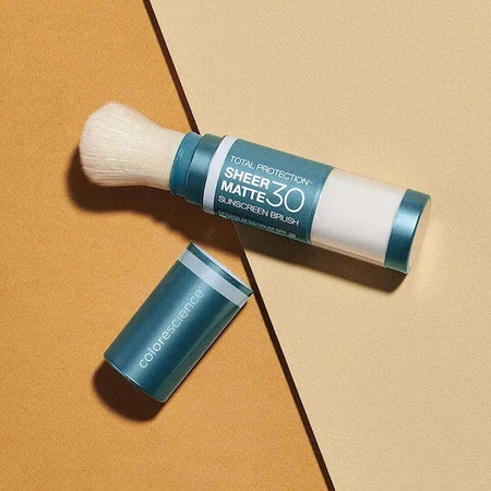 Colorescience Sunforgettable Sunforgettable Total Protection Brush-On Shield Polvos faciales minerales resistentes al agua con protección solar SPF30 6gr