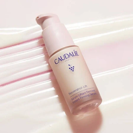Caudalie Resveratrol-Lift Serum Facial Antiarrugas Reafirmante Instantáneo con Ácido Hialurónico y Colágeno para Lifting y Tonificación 30ml