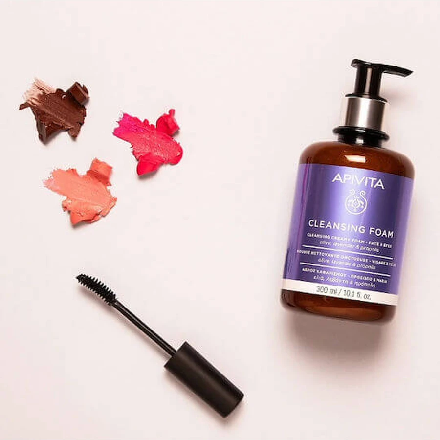 Apivita Olijf & Lavendel Gezicht & Ogen Schuimende Gezichts- & Oogdouche 300ml