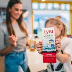 Lysi Junior Omega 3 Isländische Trance für Kinder, Mango-Limetten-Geschmack, 240 ml + kostenloses Häkelset