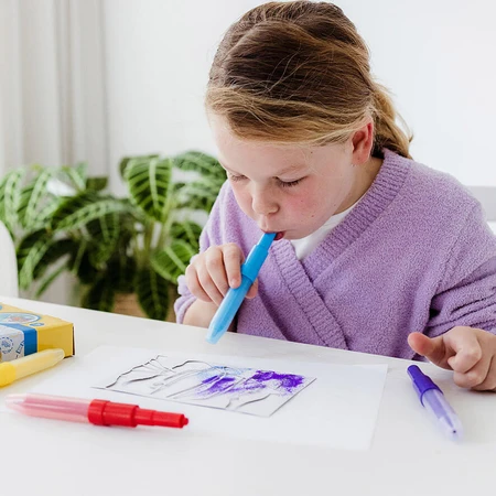 Creative drawing set with sandpaper and spray crayons
