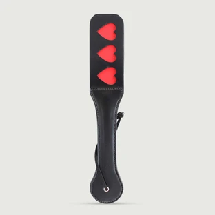 Domme Series Leren Peddel Met 3 Hart Uitsparingen & Rode Steun - Zwart