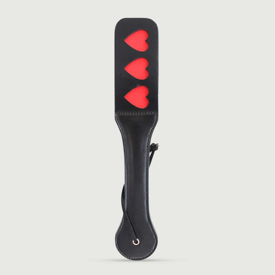 Domme Series Leren Peddel Met 3 Hart Uitsparingen & Rode Steun - Zwart