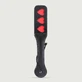 Domme Series Paleta de Cuero con 3 Corazones Recortados y Reverso Rojo - Negro