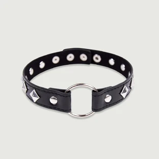 Leren halsband met metalen ring en studs - zwart