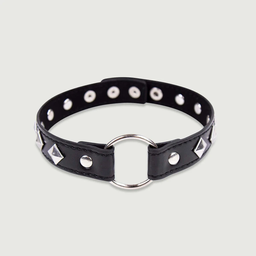Leren halsband met metalen ring en studs - zwart