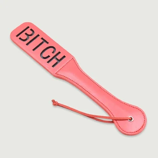 Candy Spank Series kunstleren peddel met BITCH uitsparing en contrasterende laag - Koraal