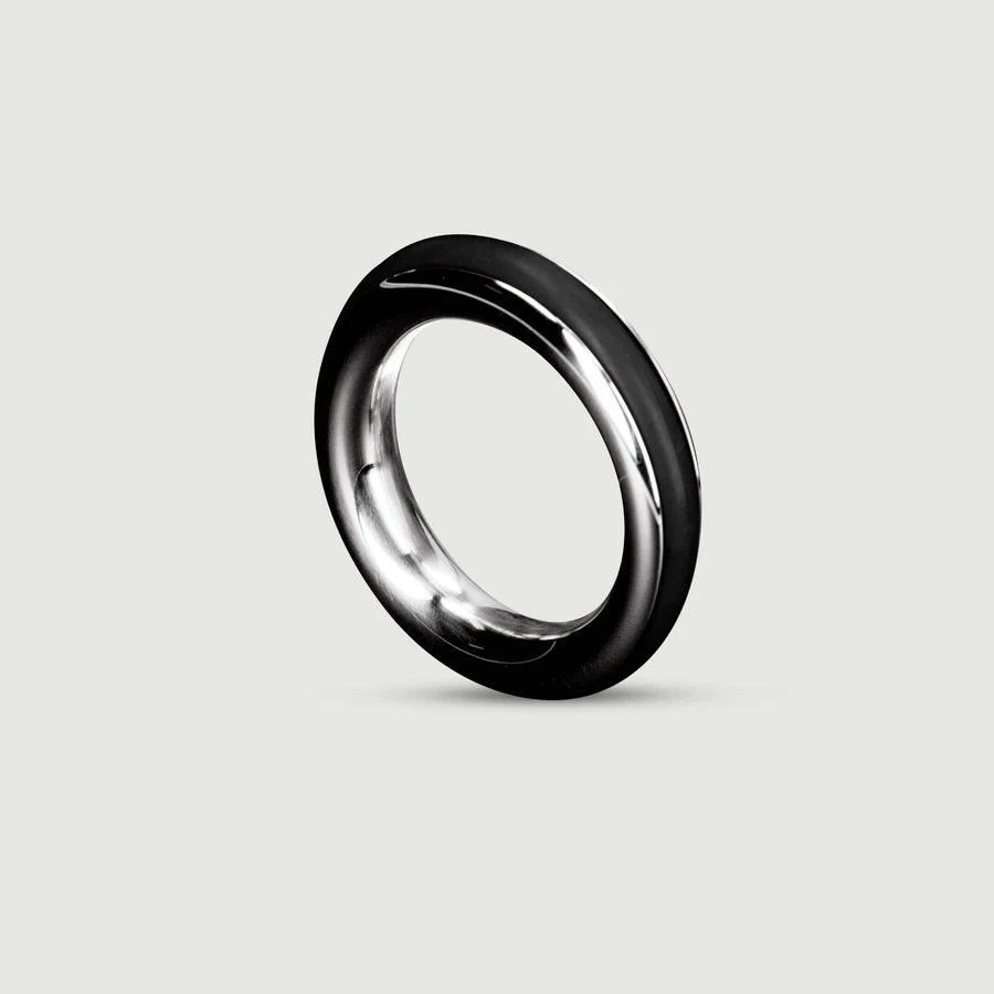 Inel pentru penis Cazzo din metal cu dungă neagră 40mm - negru