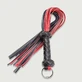 Lederflogger mit roten und schwarzen Streifen und Metallring - rot/schwarz
