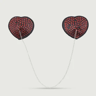 Pezoneras en forma de corazón con cadena y detalles metálicos - Negro/Rojo