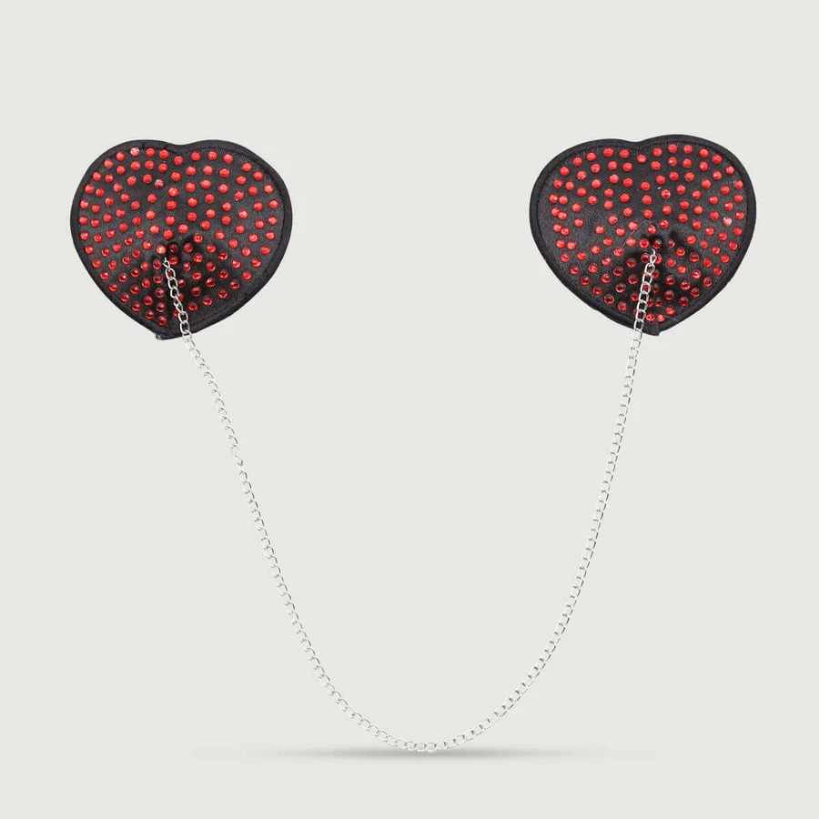 Pezoneras en forma de corazón con cadena y detalles metálicos - Negro/Rojo