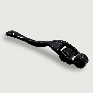 Doppelte Stachelwalze mit gebogenem ergonomischem Griff - Schwarz