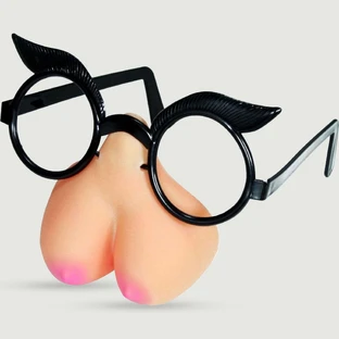 Sexy vrouwelijk neusborstje met bril