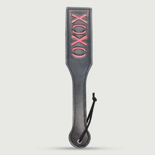 Domme Series Leren Peddel Met XOXO Uitsparing - Zwart