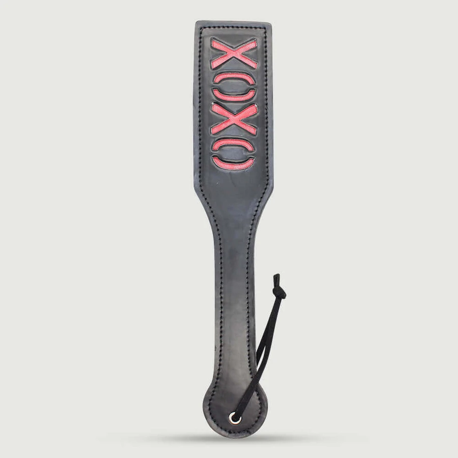 Domme Series Leren Peddel Met XOXO Uitsparing - Zwart