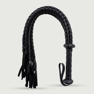 Flogger de cuero con textura trenzada y elegantes colas - Negro