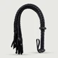 Flogger de cuero con textura trenzada y elegantes colas - Negro