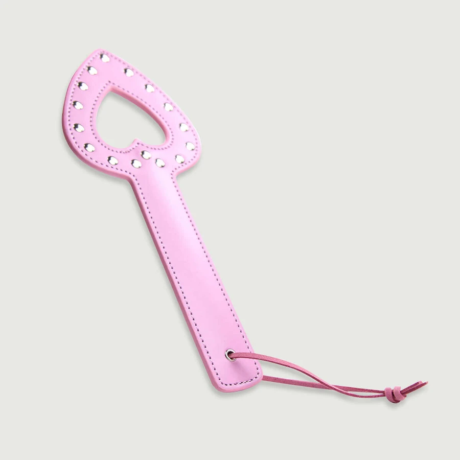 Herzförmiges Paddel mit Metallnieten und Handgelenkriemen - Rosa