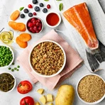 NATURO Mini, XS-S, Lachs und Reis, Beutel mit feuchtem Hundefutter, (im eigenen Saft), 150g