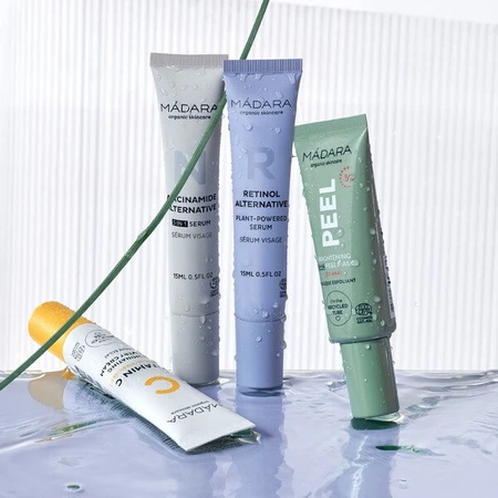 Madara Botanic Activist Set, Anti-Falten-Serum, 15 ml + natürliches Serum, 15 ml + Peeling-Maske, 17 ml + Vitamin-C-Creme, 15 ml