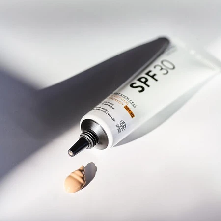 Madara Plant Steam Cell Age-Defying Face Sunscreen, anti-aging gezichtscrème SPF30, 40 ml.