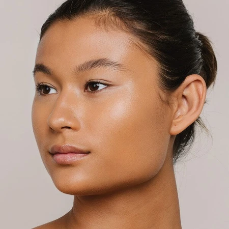 Madara Skin Equal, Soft Glow Foundation SPF15, base de maquillaje, Oliva 60, 30 ml.
