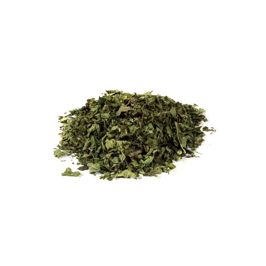  Melissa officinalis in Kräutertee, geschnitten aus Kraut und Blättern