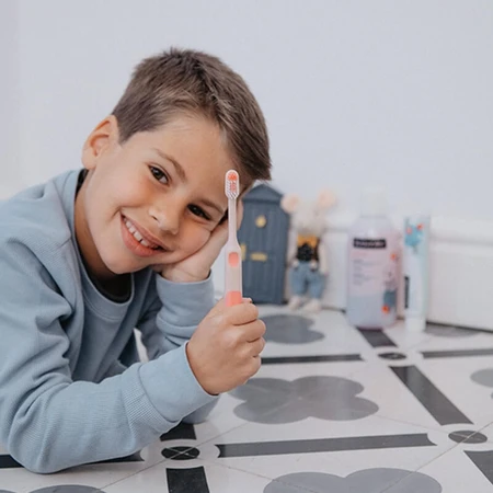 Suavinex Oralcare Junior - Cepillo de dientes manual para mayores de 6 años con funda protectora rosa