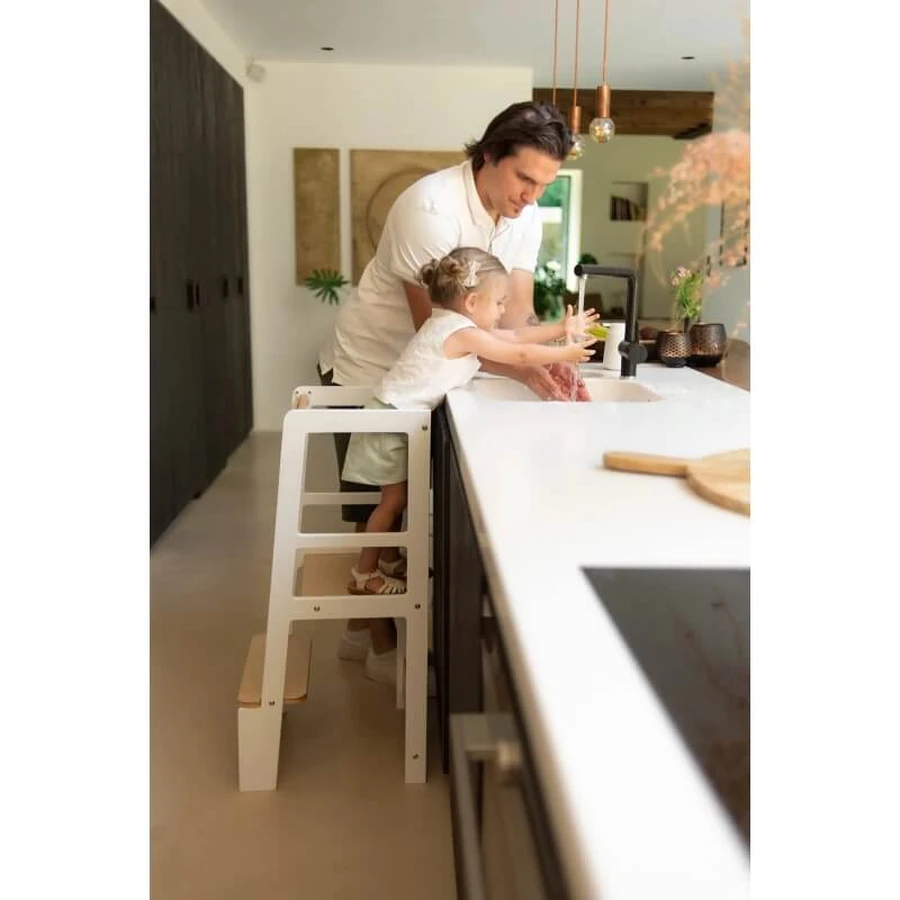 Trona con torre de aprendizaje de madera de Childhome