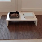 Ferplast Maki 01 – tavă înălțată din lemn pentru boluri, cu 2 boluri din ceramică pentru câini și pisici