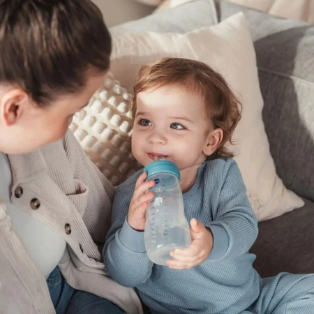 Biberón Mam Easy Active: biberón de 330 ml con tetina de silicona, con diseños variados para niños