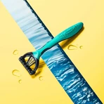 Wilkinson Xtreme 3 Sensitive - 6 disposable razors with 3 flexible blades for sensitive skin, featuring aloe and vitamin E for added comfort