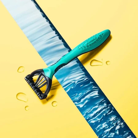 Wilkinson Xtreme 3 Sensitive - 6 disposable razors with 3 flexible blades for sensitive skin, featuring aloe and vitamin E for added comfort