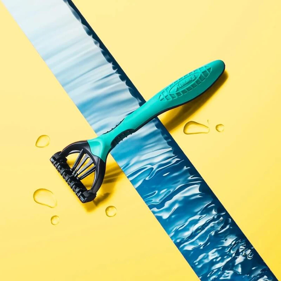 Wilkinson Xtreme 3 Sensitive - 6 disposable razors with 3 flexible blades for sensitive skin, featuring aloe and vitamin E for added comfort