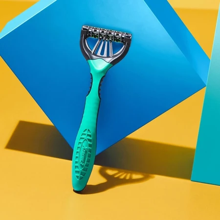 Wilkinson Xtreme 3 Sensitive - 6 disposable razors with 3 flexible blades for sensitive skin, featuring aloe and vitamin E for added comfort