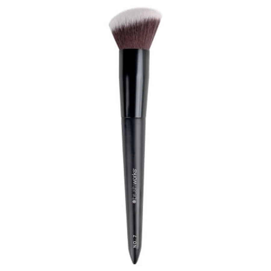 Brushworks Nr. 7 – Abgewinkelter Rougepinsel für das Gesicht