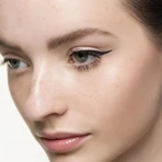KORRES DELINEADOR DE OJOS KOHL CON MINERALES VOLCÁNICOS NEGROS N.º 01 1,14 g