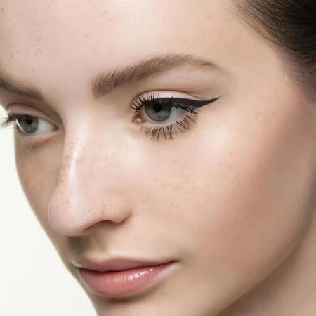 KORRES DELINEADOR DE OJOS KOHL CON MINERALES VOLCÁNICOS NEGROS N.º 01 1,14 g