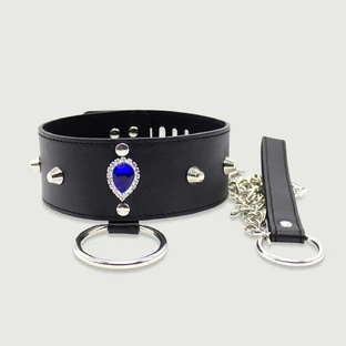 Lederhalsband mit Vorhängeschloss, Kette und blauem Edelstein – Schwarz